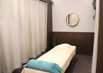 横浜 鍼灸指圧マッサージ レスト 院内 半個室 ベット