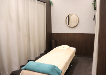横浜 鍼灸指圧マッサージ レスト　院内　半個室　施術ベット