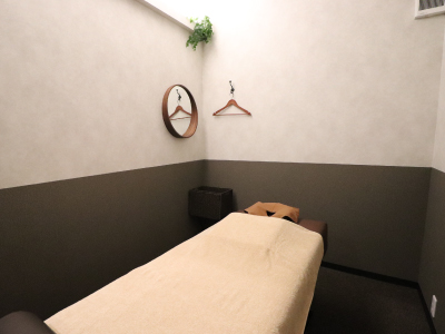 横浜 元町 中華街 鍼灸指圧マッサージ レスト 右手前個室 自律神経失調症 不眠 頭痛 慢性疲労 肩こり ひどい腰痛 だるさ やる気がでない うつ症状などへの鍼灸治療 プライバシを確保した安心の完全個室4部屋 半個室1部屋